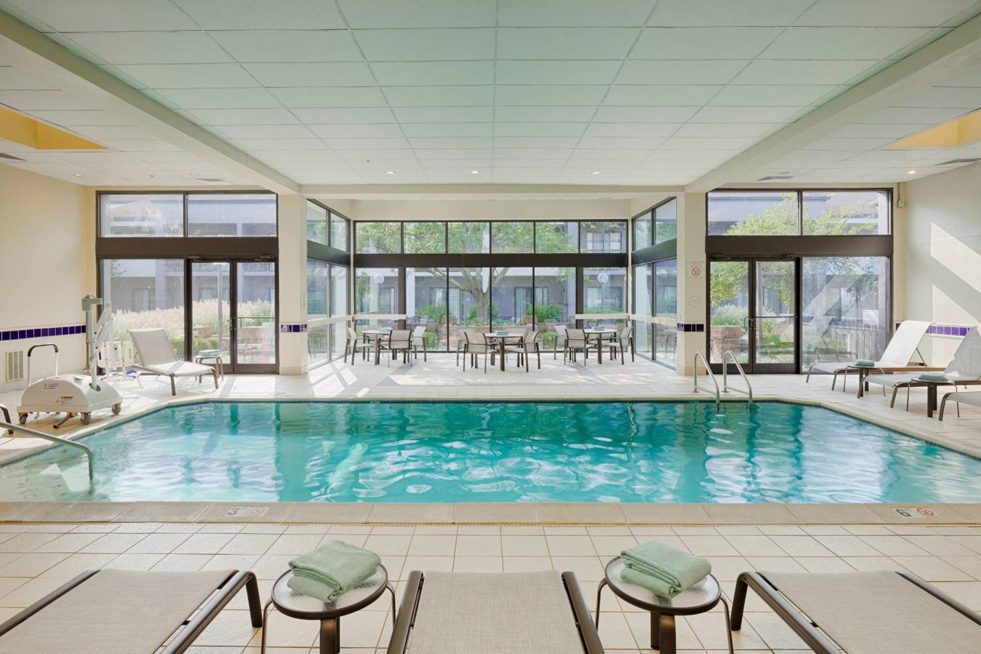 Courtyard Cincinnati Blue Ash Esterno foto